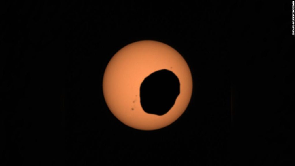 Perseverance Rover observa o eclipse da lua de Marte "Batata"