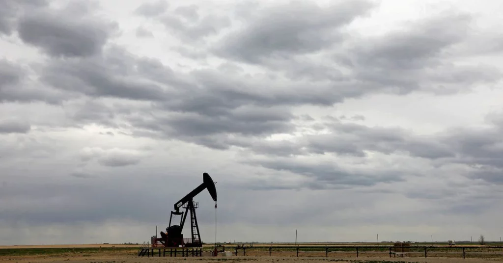 Petróleo cai 4%, abaixo de US $ 100 devido a paralisações na China, plano de liberação de reservas