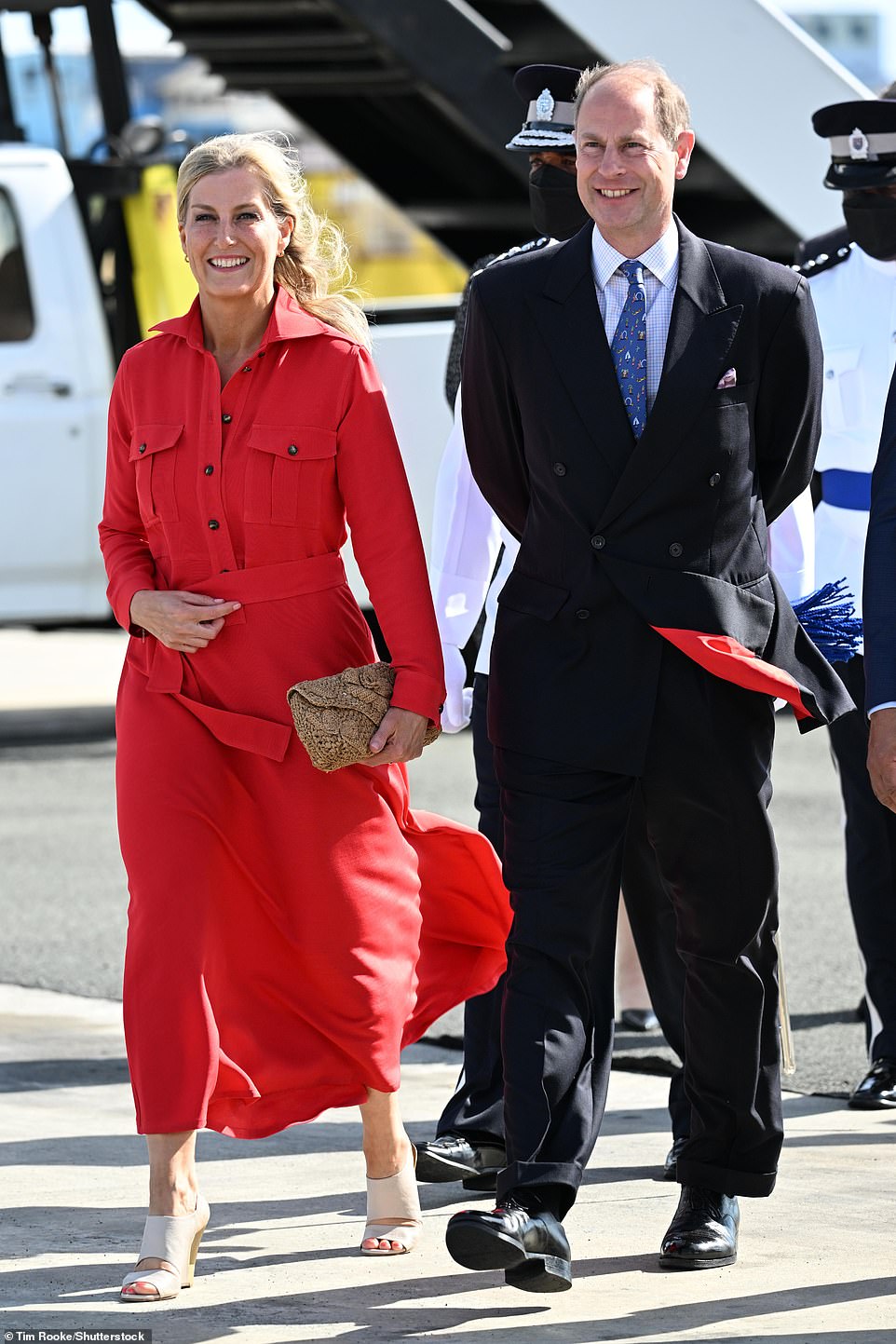 Príncipe Edward e Sophie Wessex, retratados aqui no Aeroporto Internacional de Hewanorra, começaram sua turnê de uma semana pelo Caribe em St. Lucia na sexta-feira