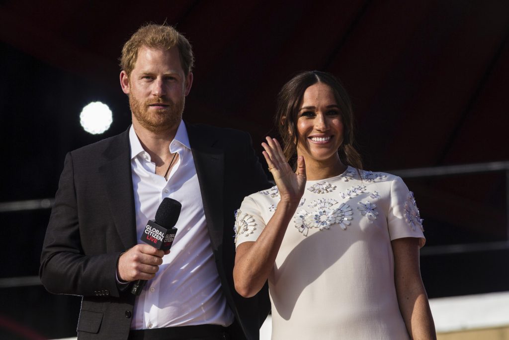 Príncipe Harry e Meghan fazem visita surpresa à rainha em Windsor