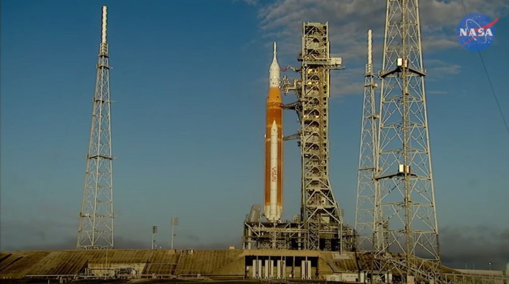 Relâmpago atinge a plataforma de lançamento do foguete Artemis 1 da NASA durante testes