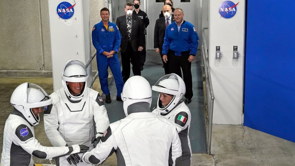 SpaceX lançou 4 astronautas da NASA após um voo privado