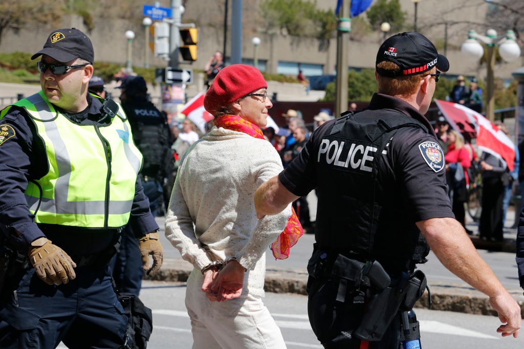 A polícia prende uma pessoa que participou da manifestação.