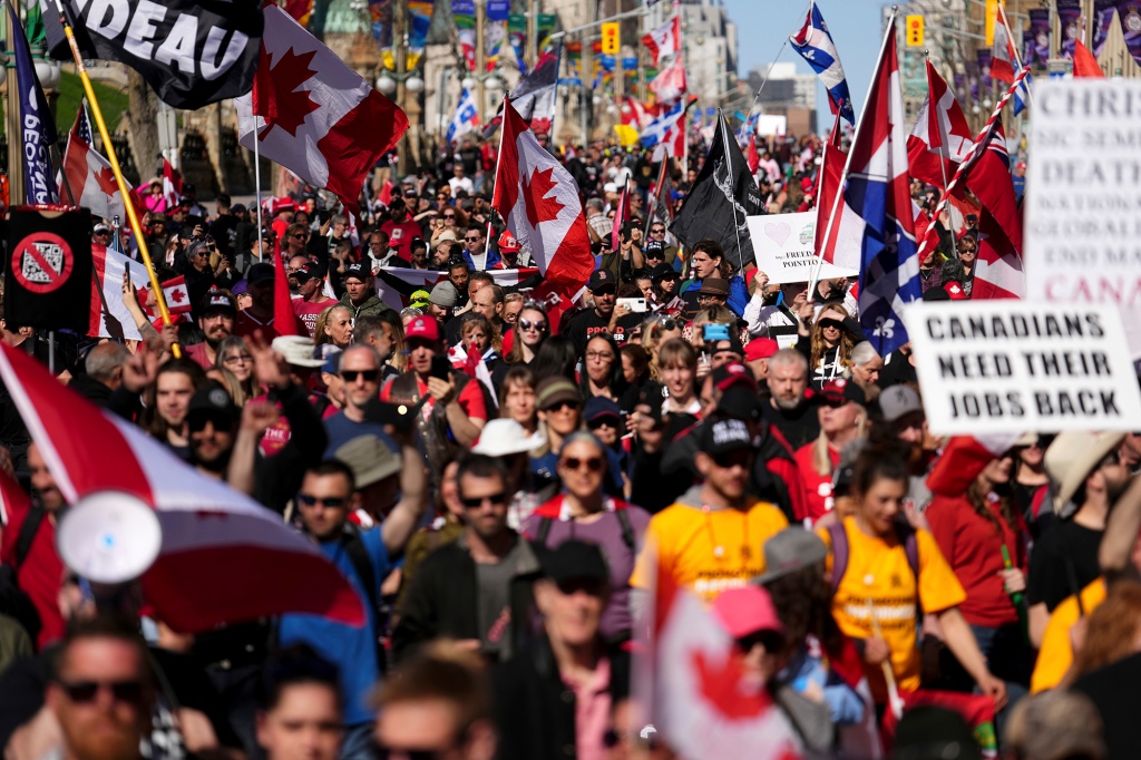 Manifestantes recolhem e agitam bandeiras durante uma manifestação em 30 de abril de 2022.