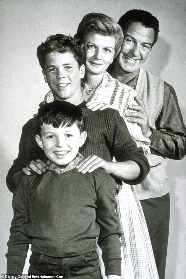 O ator apareceu no programa popular com Jerry Mathers, e os falecidos co-estrelas Hugh Beaumont e Barbara Billingsley.