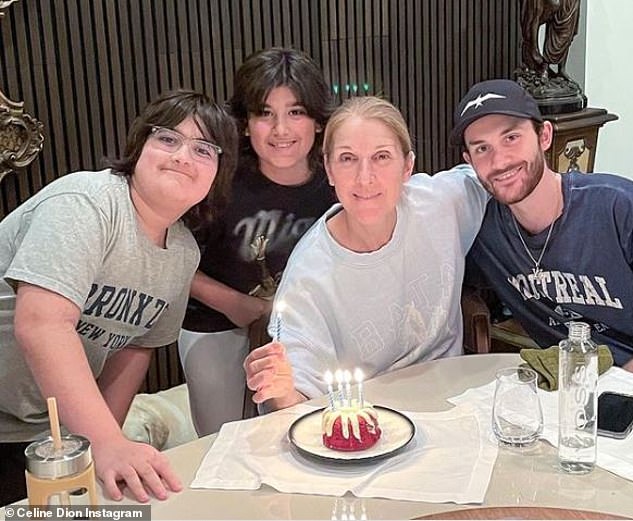 FAMÍLIA: Celine Dion, 45, compartilhou um raro vislumbre de seus filhos (LR) gêmeos Eddie, Nelson, 11, e Renee Charles, 21, em uma celebração do Dia das Mães no domingo, enquanto prestava homenagem a seus filhos na Ucrânia