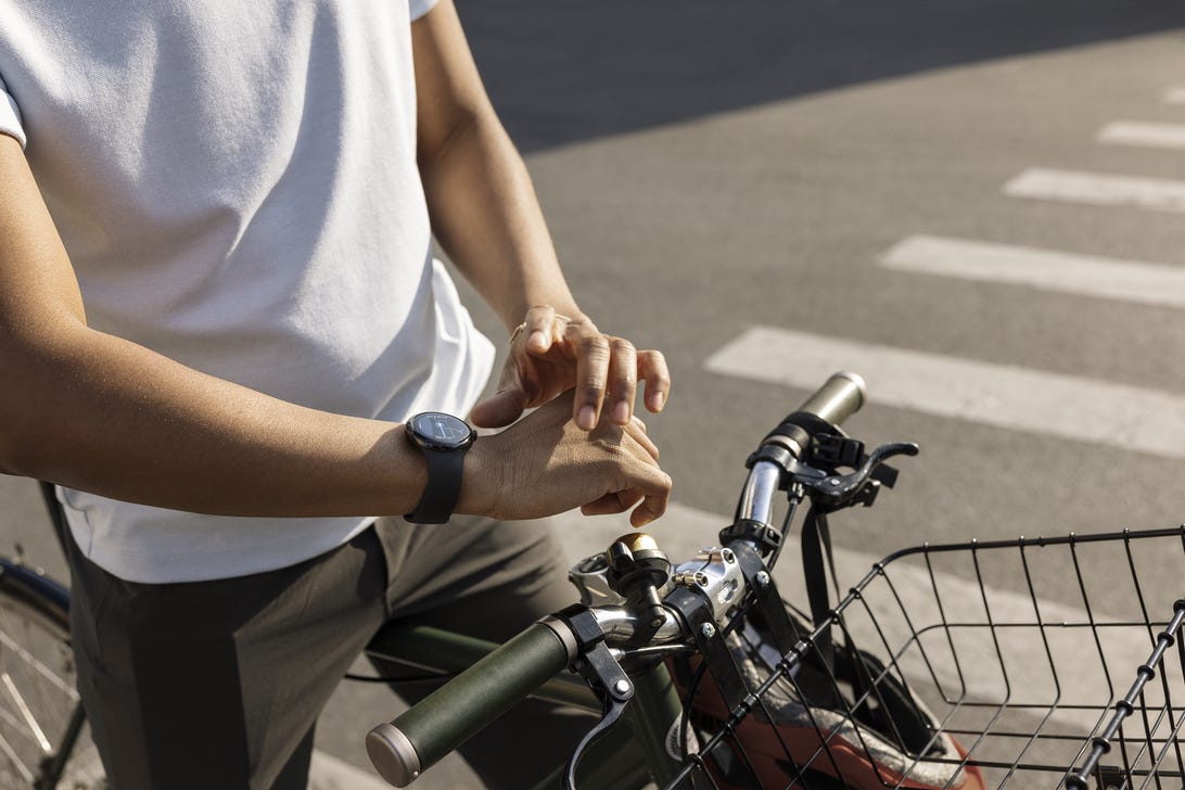 Alguém em uma bicicleta verificando seu relógio