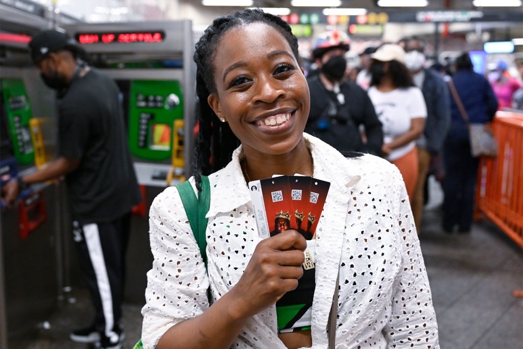 A moradora de Crown Heights, Tatiana Wilkinson, ficou mais do que feliz em comprar três passagens do metrô para comemorar o ícone do rap Biggie Smalls.