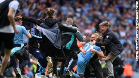 Kevin De Bruyne está sob ataque dos torcedores do Manchester City depois que o clube venceu a Premier League.