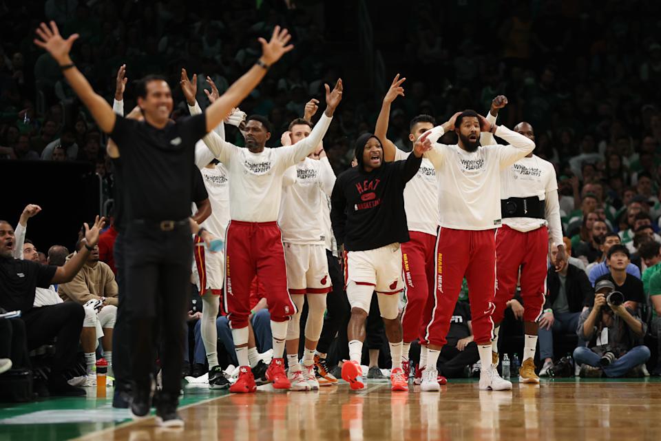 Membros do banco do Miami Heat reagem contra o Boston Celtics durante o jogo 6 da final da Conferência Leste em 27 de maio de 2022 no TD Garden em Boston.  O Heat venceu o jogo 7 novamente em Miami.  (Maddy Meyer/Getty Images)