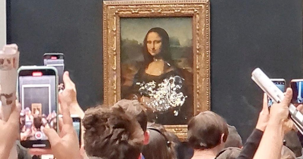 A Mona Lisa mancha um bolo em um aparente protesto climático no Louvre