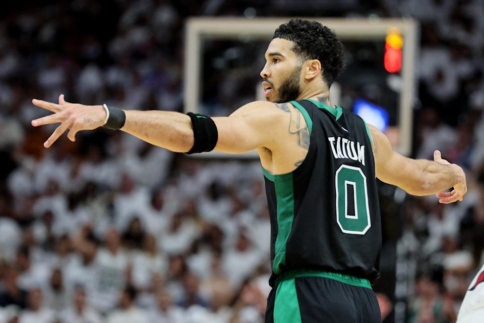 A estrela do Boston Celtics, Jason Tatum, responde ao Miami Heat durante o jogo 5 das finais da Conferência Leste na FTX Arena em Miami em 25 de maio de 2022 (Andy Lyons/Getty Images)