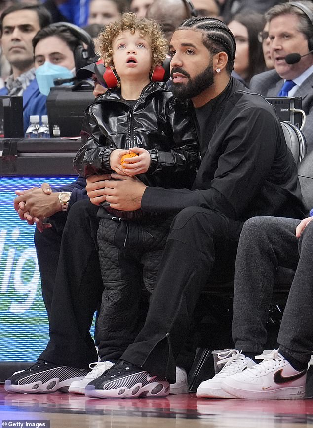Família em primeiro lugar: Drake enviou uma mensagem direta para a esposa de um troll de mídia social depois que ele insultou o filho de quatro anos do rapper Adonis, quando pai e filho foram vistos em um jogo da NBA em Toronto no mês passado