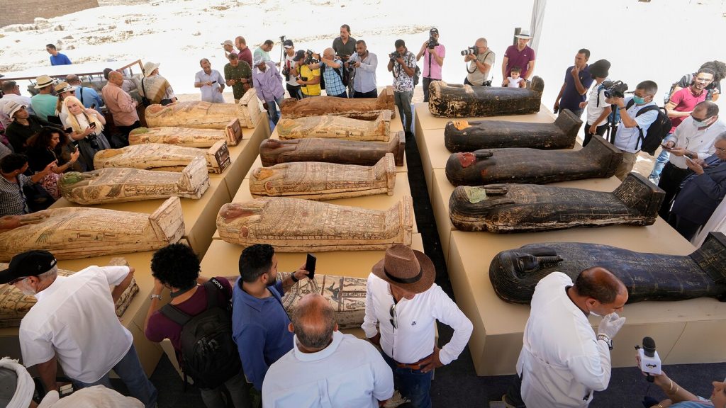 Egito descobre 250 múmias em filas no cemitério de Saqqara