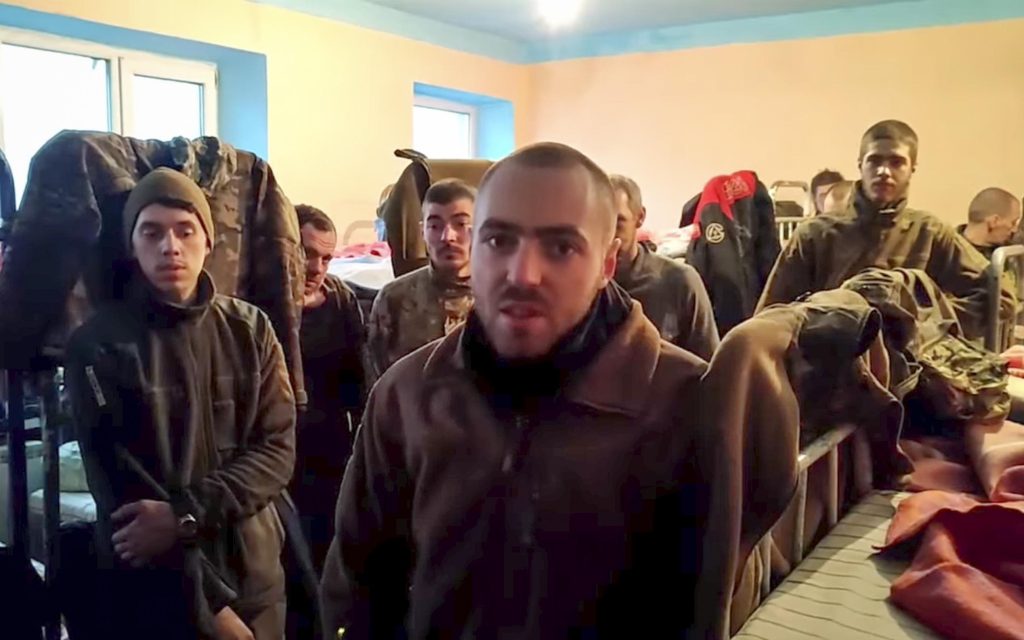 Forças ucranianas se rendem em Mariupol registradas como prisioneiros de guerra