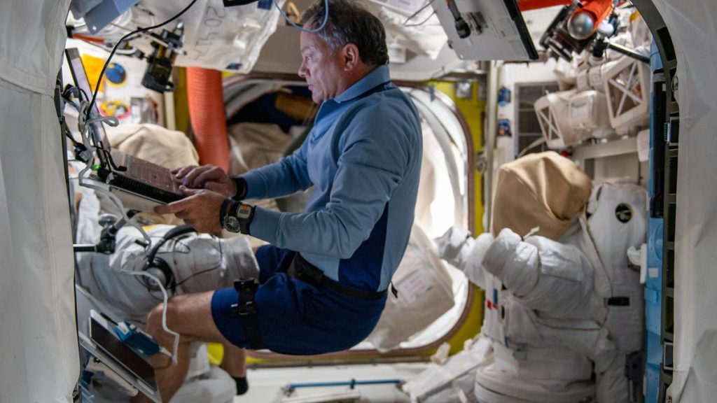 Os bilionários da Estação Espacial Internacional não esperavam trabalhar tanto