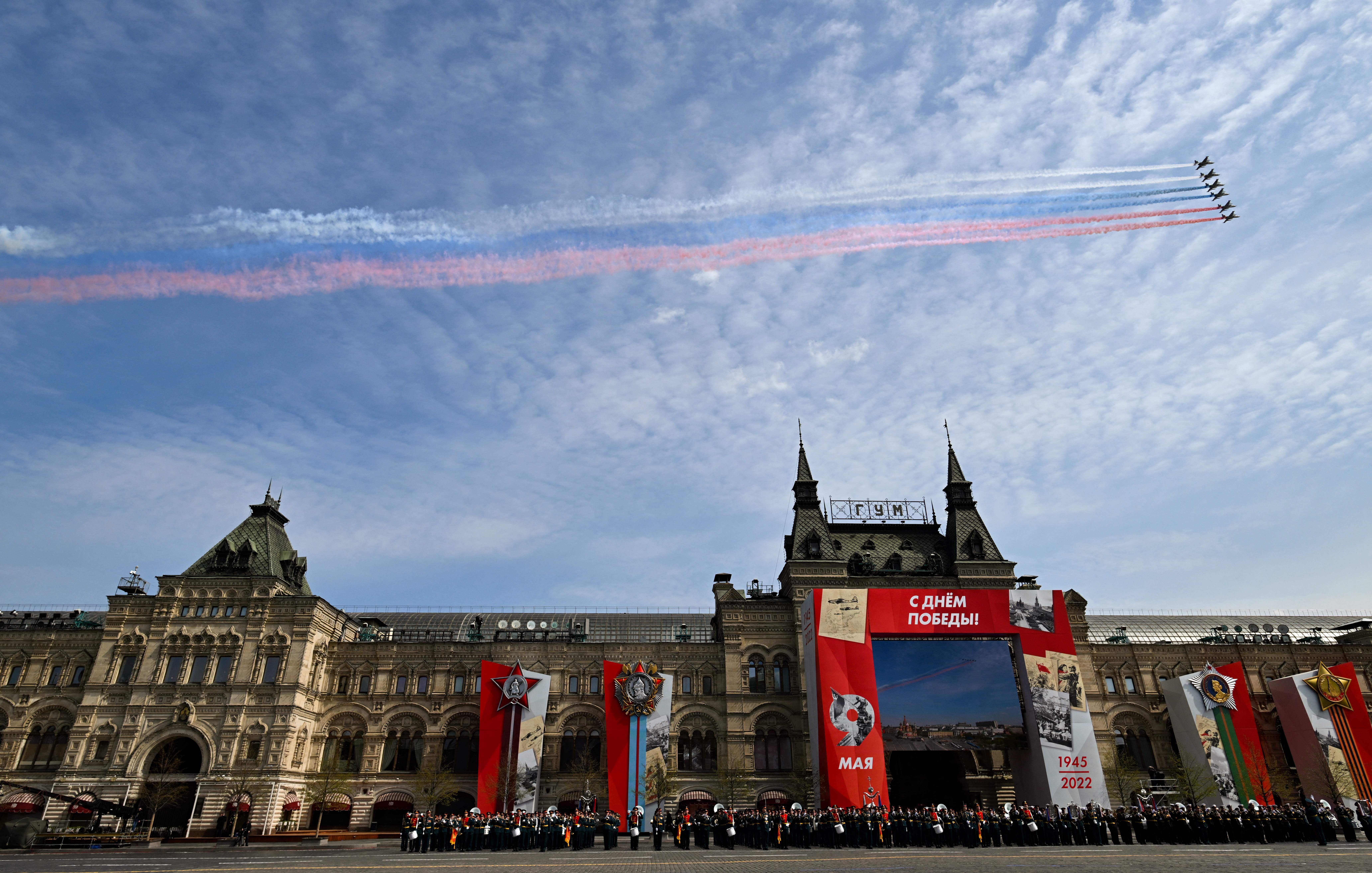     Aviões russos sobrevoam a Praça Vermelha durante um ensaio público para o desfile militar do Dia da Vitória no centro de Moscou em 7 de maio.