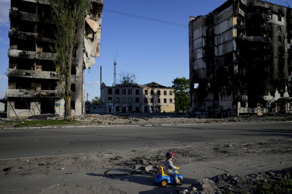 Ucrânia: 200 corpos encontrados em um porão sob os escombros de Mariupol