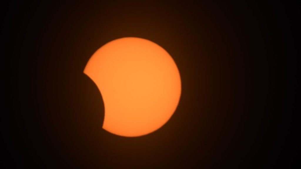Um raro eclipse solar da lua negra tira uma mordida do sol sobre a América do Sul