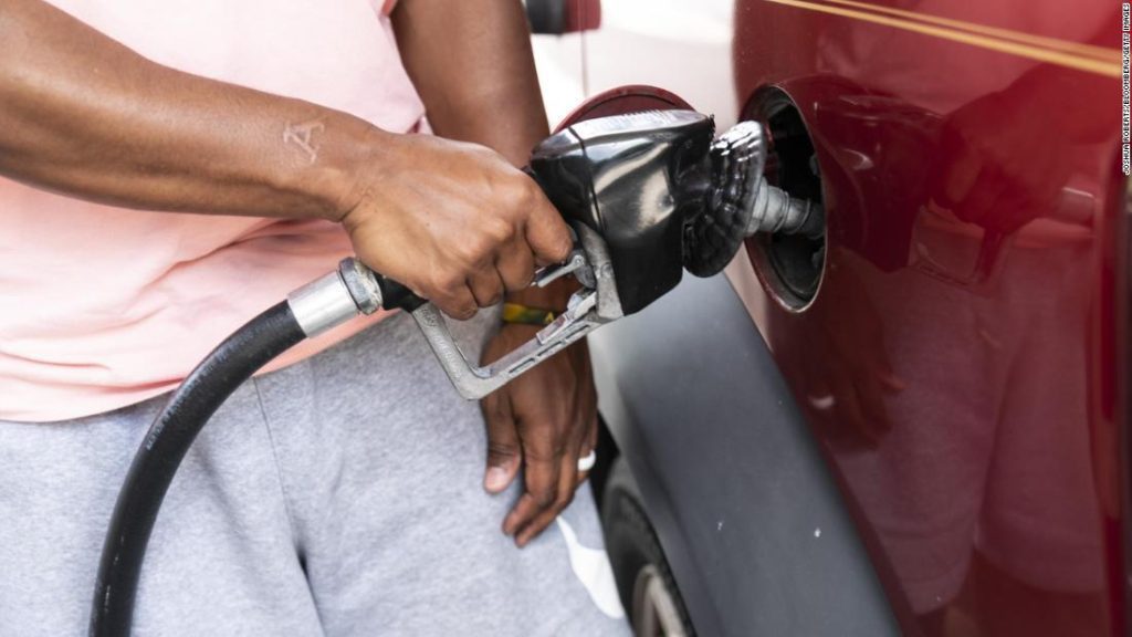 Preços do gás nos EUA saltam para um recorde de US $ 4,67 o galão