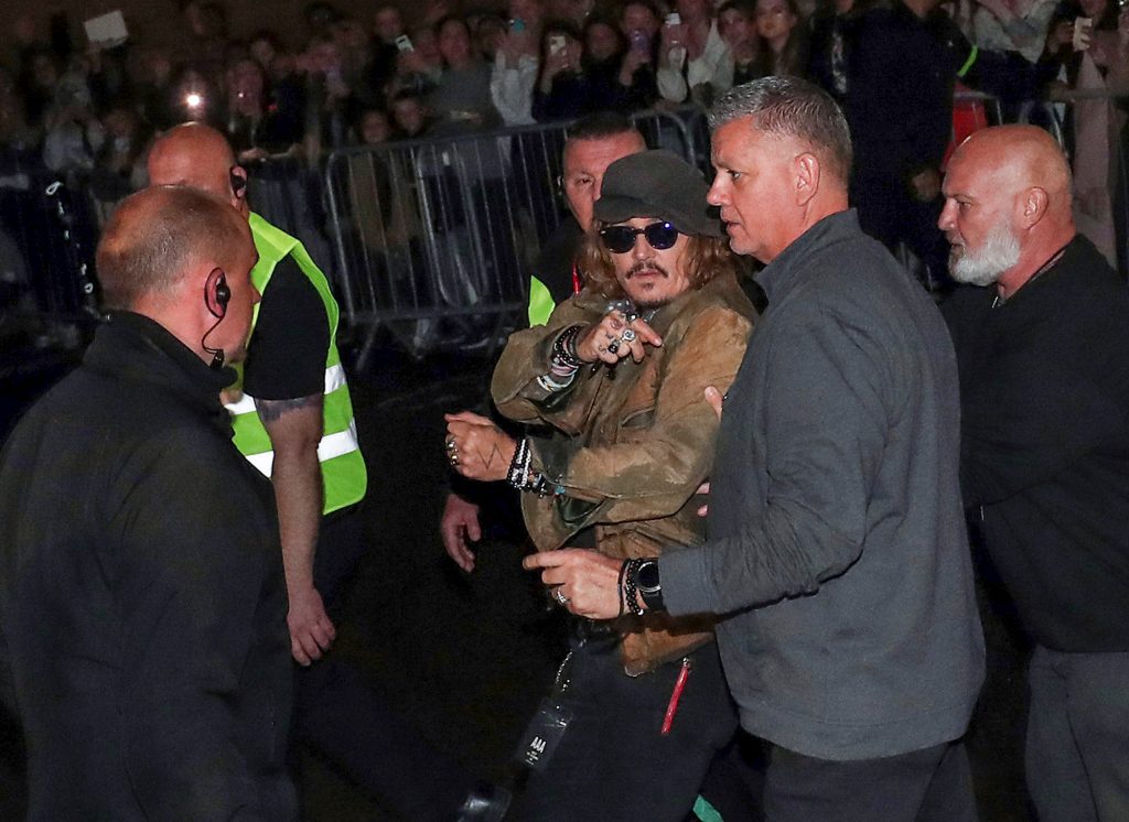 Johnny Depp deixa o local do concerto Sage depois de se apresentar com Jeff Beck em Gateshead, Inglaterra,