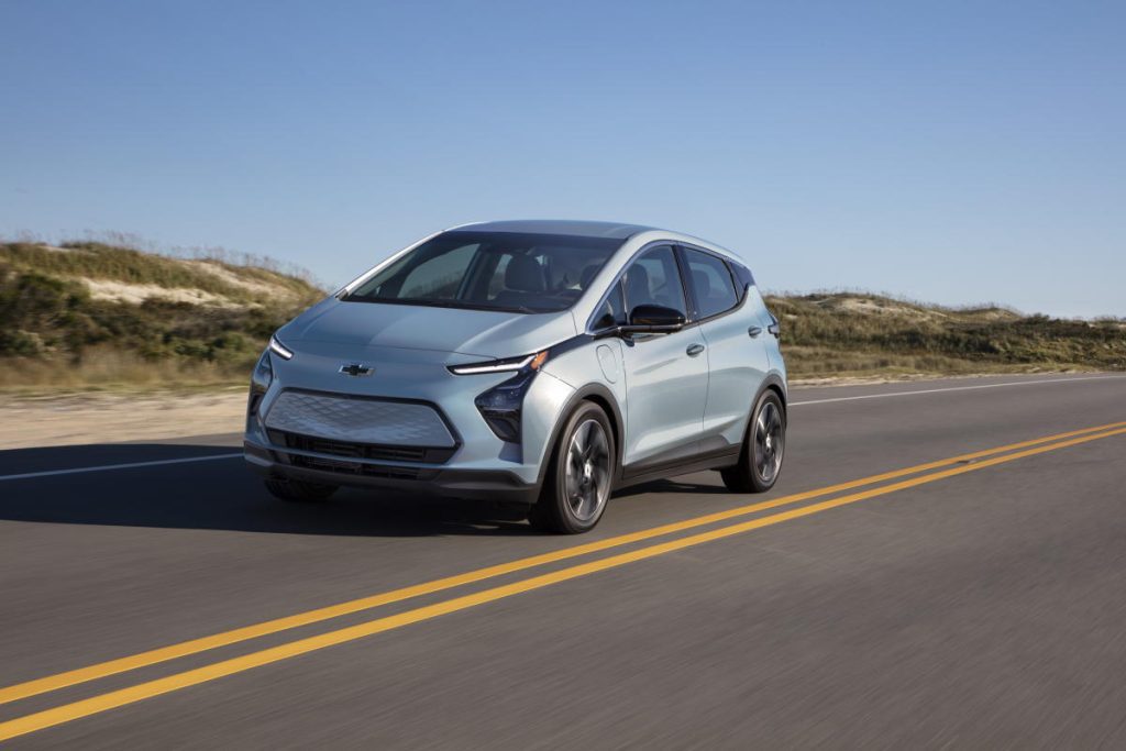 General Motors baixa o preço do Chevrolet Bolt 2023, tornando-o o carro elétrico mais barato da América