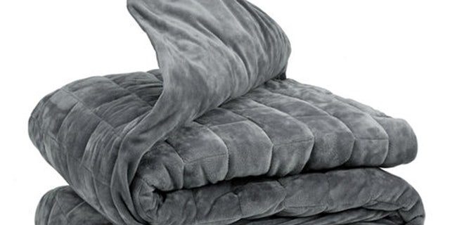 Este cobertor de 12 libras é hipoalergênico e macio como seda.  (HollanderSleepProducts.com)