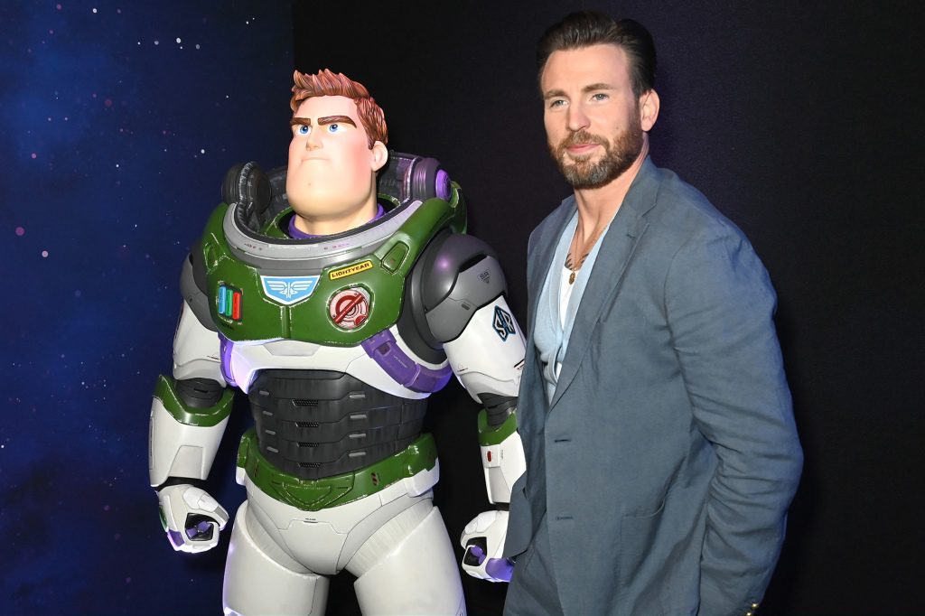 Chris Evans posa com o personagem Buzz Lightyear durante a estreia de Lightyear no Reino Unido no Cineworld Leicester Square em 13 de junho de 2022 em Londres, Inglaterra. 