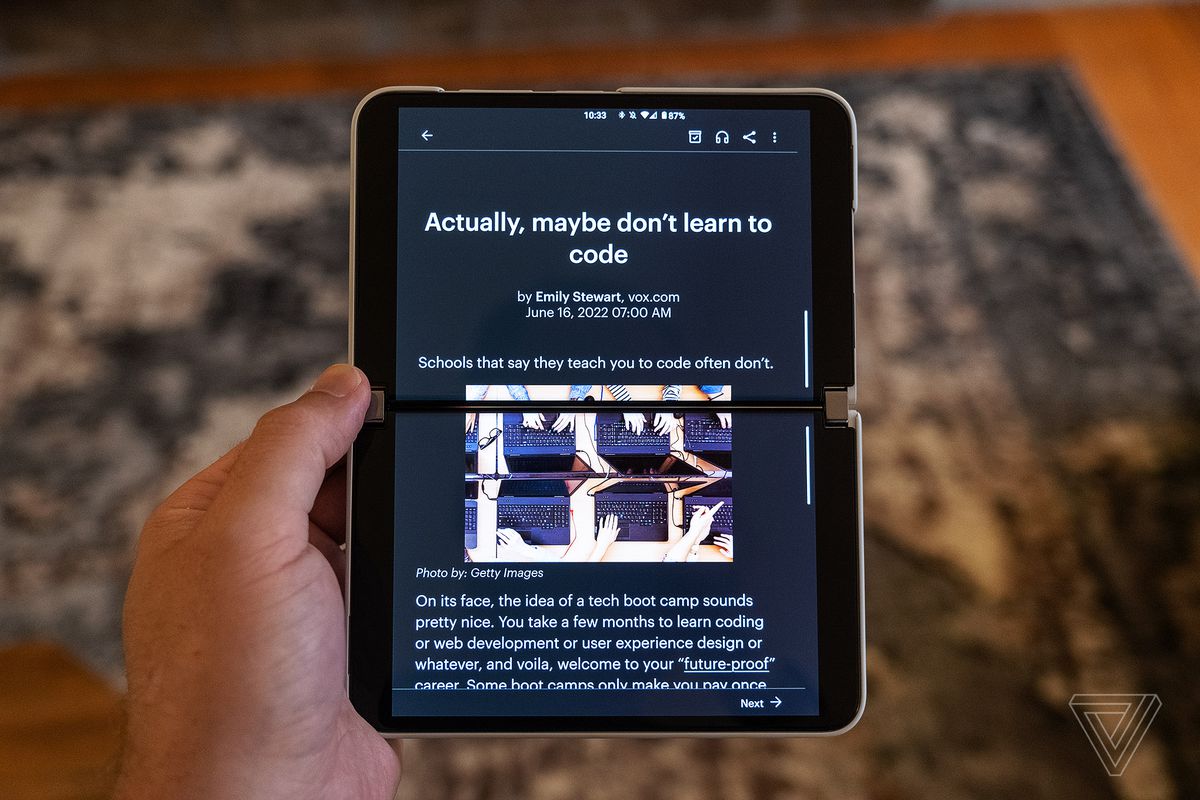O aplicativo Pocket Android exibe um artigo em ambas as telas do Surface Duo 2 enquanto o mantém na orientação retrato.