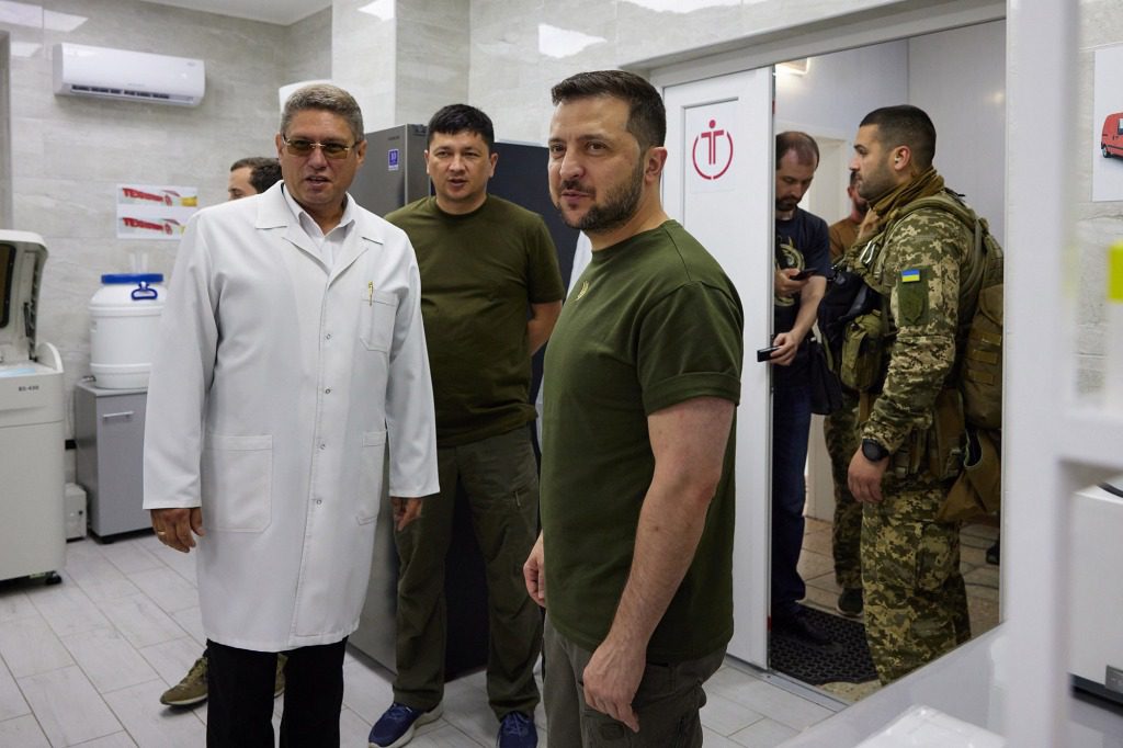 Zelensky em um hospital na cidade de Mykolaiv, no Mar Negro, no sábado.