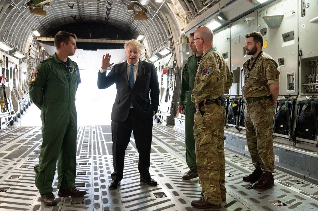 Boris Johnson fala com o Air Loadmaster 99 Squadron Sargento Tom Clare, Oficial Comandante da Ala do 99º Esquadrão Will Essex e Oficial Comandante da Ala de Operações da RAF Brize Norton Wing Comandante Andy Hampshire depois de retornar de Kyiv.