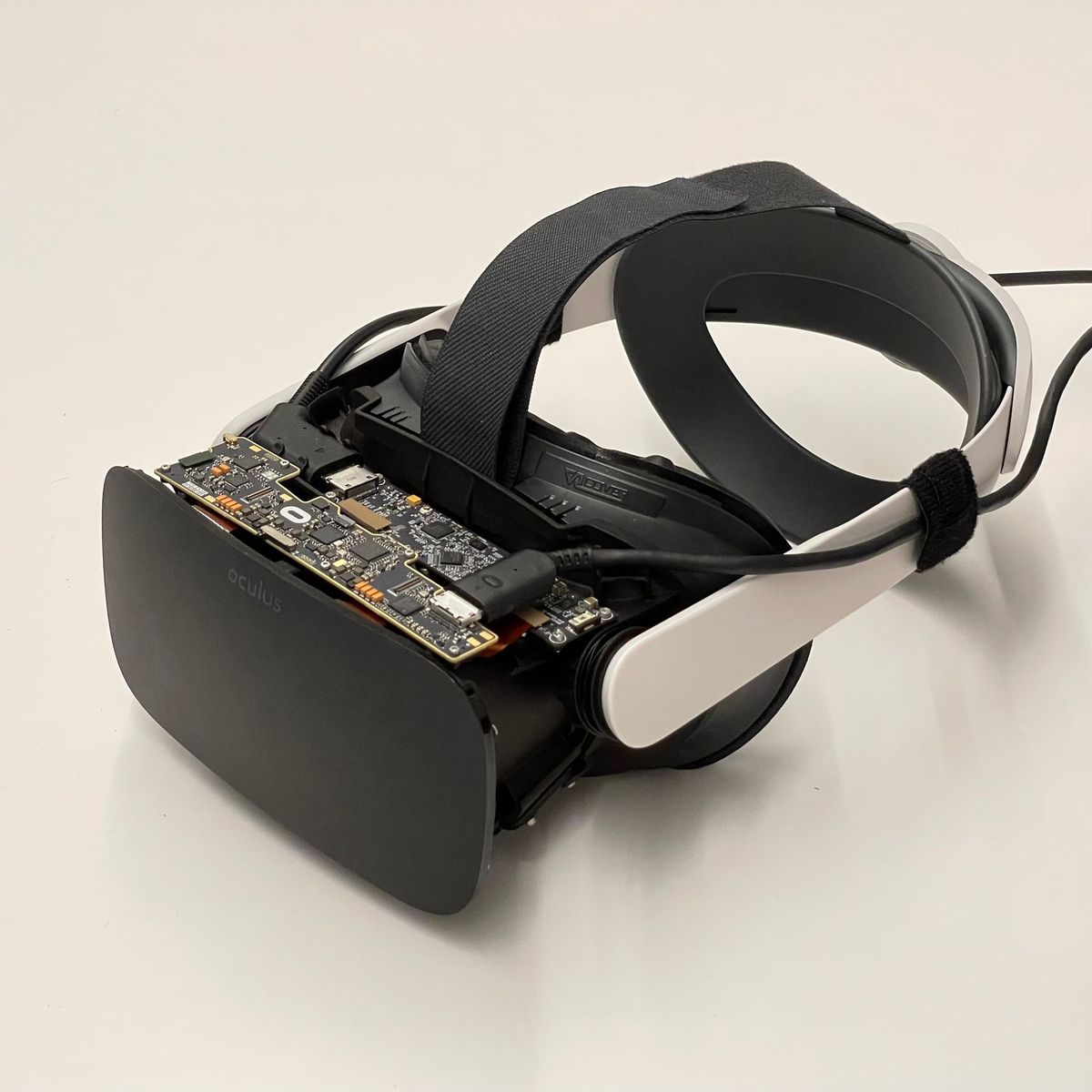 Fone de ouvido VR preto com tela HD personalizada.