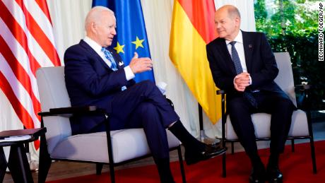 O chanceler alemão Olaf Schulz, à direita, recebe o presidente dos EUA, Joe Biden, à esquerda, em uma reunião bilateral no Castelo de Elmau em Kruen, perto de Garmisch-Partenkirchen, Alemanha, no domingo, 26 de junho de 2022. 