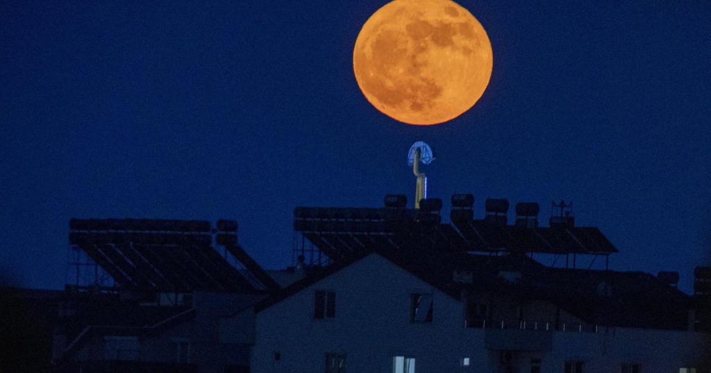 A lua gigante de morango para junho ilumina o céu ao redor do mundo