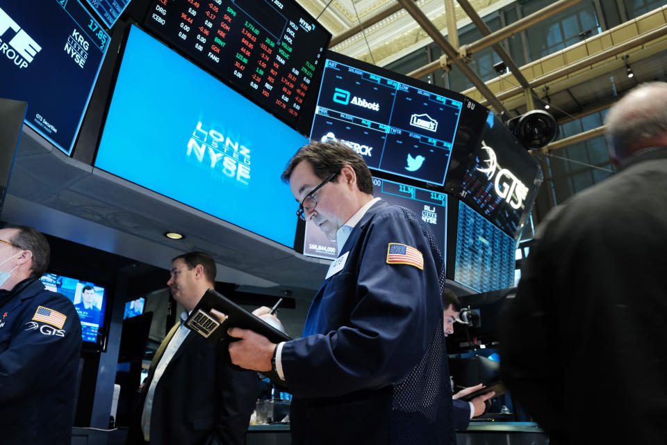 NOVA YORK, NY - 14 DE JUNHO: Os comerciantes trabalham no pregão da Bolsa de Valores de Nova York (NYSE) em 14 de junho de 2022 na cidade de Nova York.  O Dow estava em alta nas negociações da manhã após a queda de mais de 800 pontos na segunda-feira, enviando o mercado para um território de baixa com os temores de uma possível recessão.  (Foto de Spencer Platt/Getty Images)