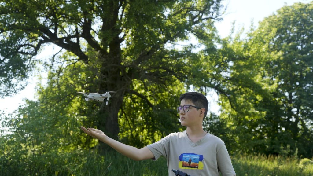Campeão de drones adolescente da Ucrânia 'feliz por termos destruído alguém'