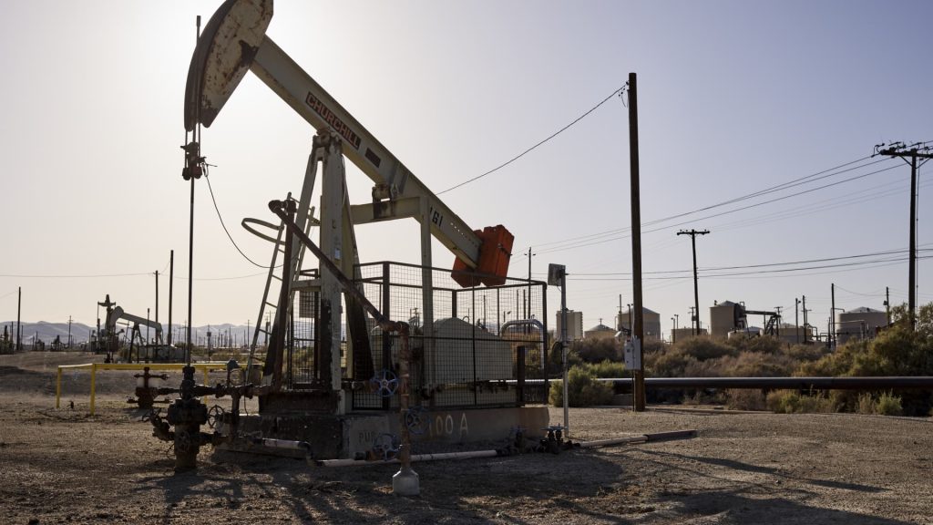 Dan Yergin fala sobre queda dos preços do petróleo, apesar da oferta apertada e das tensões na Rússia