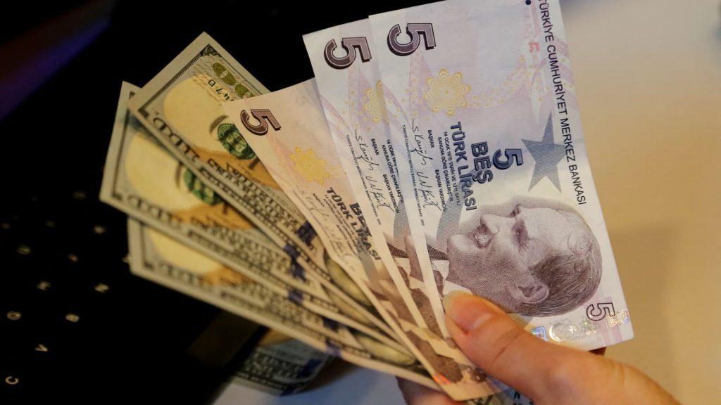 Folhetos da lira turca após nova proibição de empréstimos deve afetar milhares de empresas