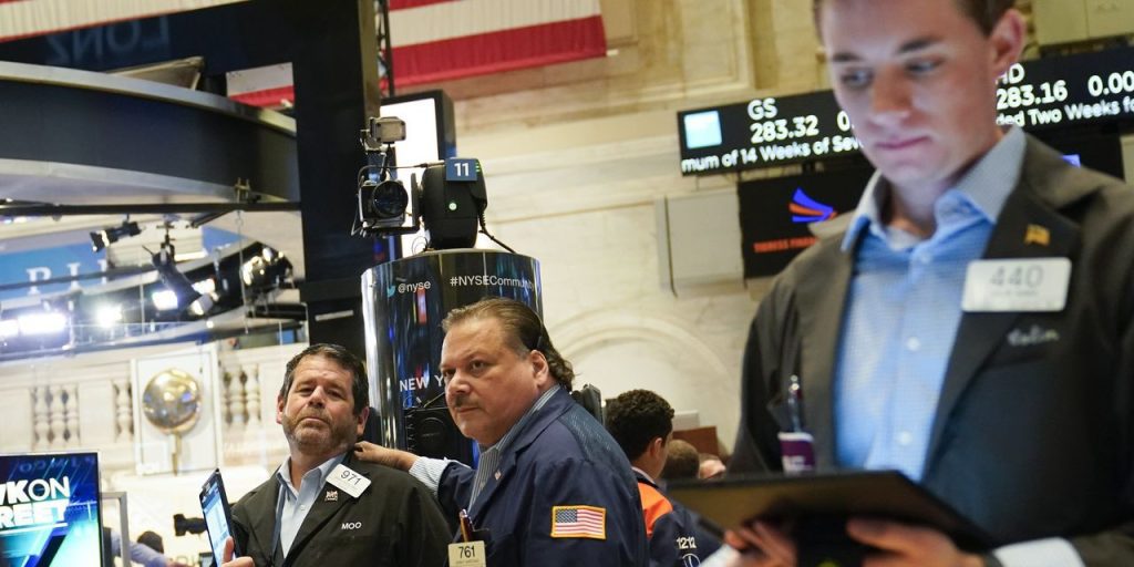 Índice Dow Jones S&P 500 sobe após uma semana volátil