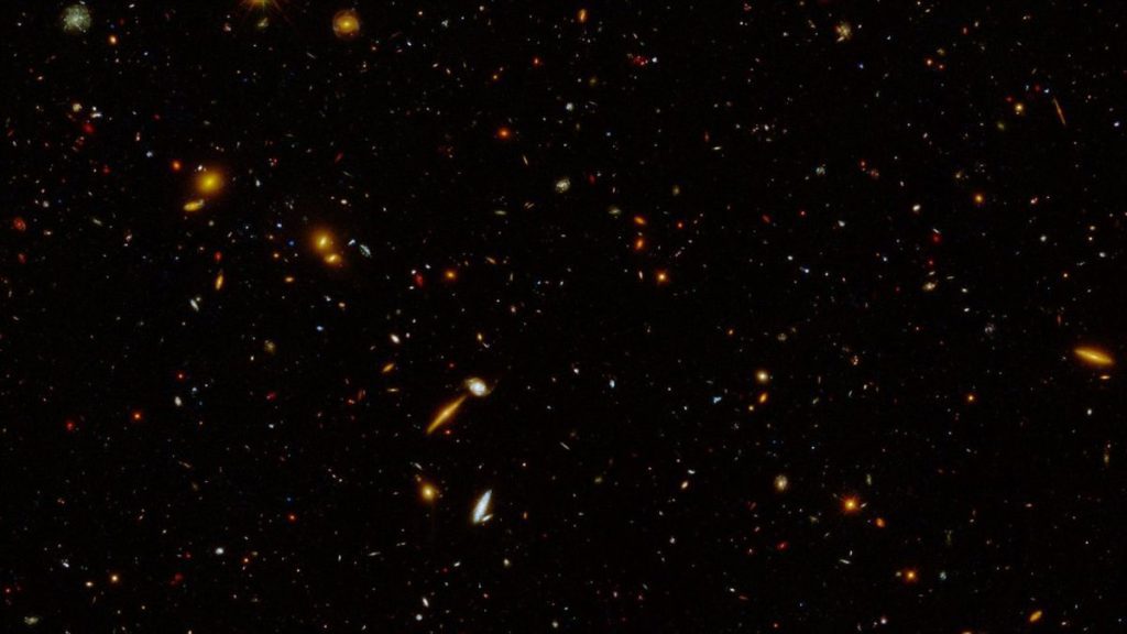 O Telescópio Espacial Hubble mostra 5.000 galáxias antigas cintilantes