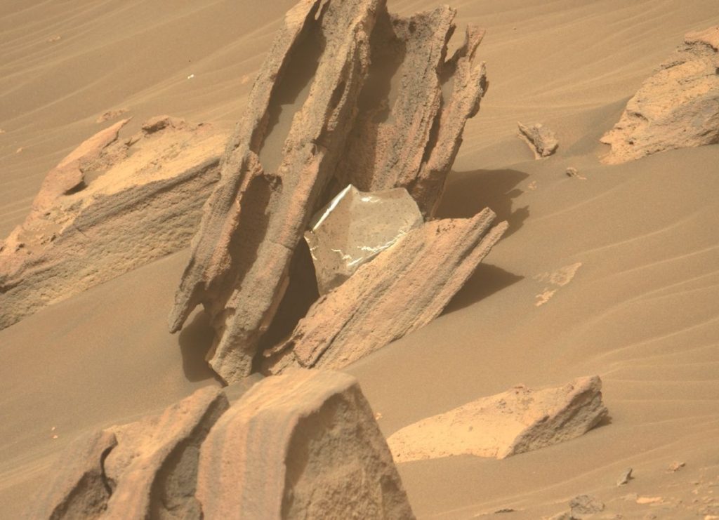 Persevere on Mars espia um pedaço de seu trem de pouso