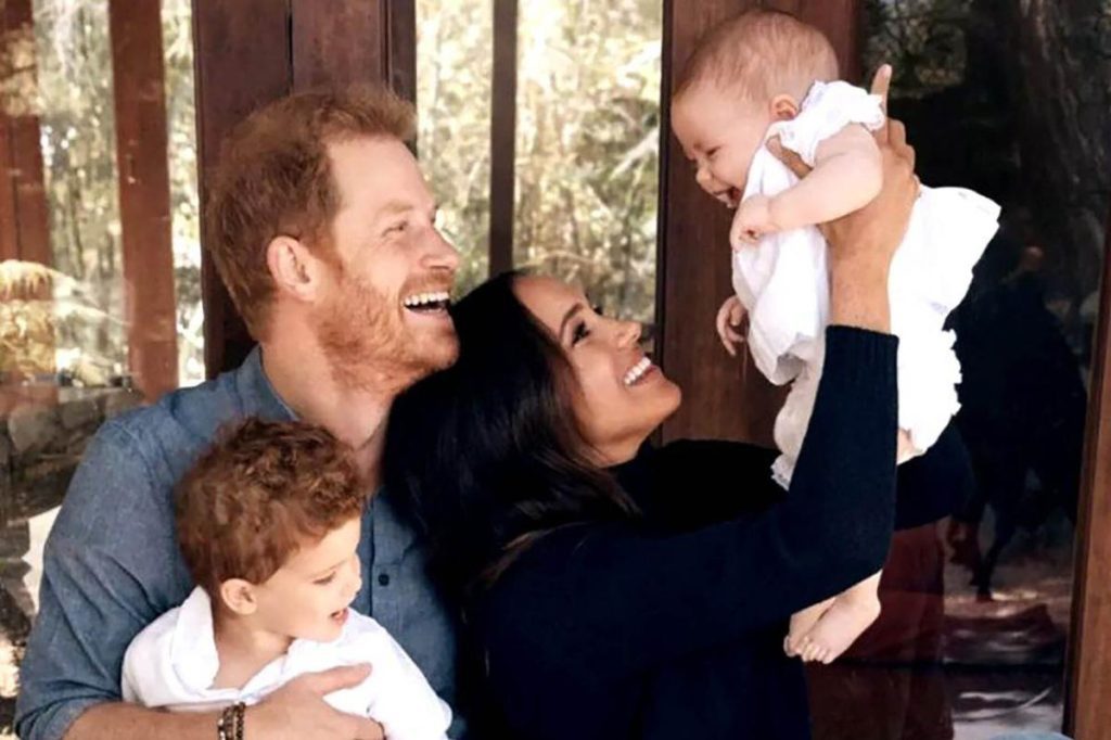 Príncipe Harry e Meghan divulgam nova foto de sua filha Lillipet