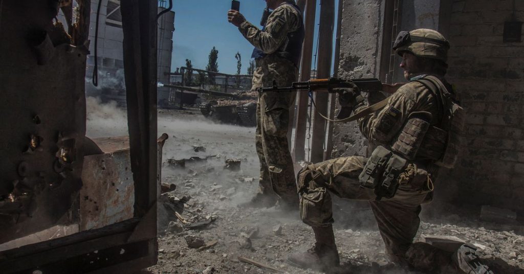 Ucrânia diz que batalha pelas cidades gêmeas do Donbass atinge 'clímax assustador'