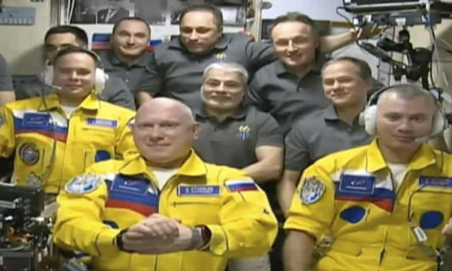Korsakov, Artemyev e Matveev foram os primeiros novos rostos no espaço desde o início da guerra russa na Ucrânia e emergiram de uma cápsula da Soyuz em fevereiro vestindo trajes de voo amarelos com listras azuis, amplamente interpretados como as cores da bandeira ucraniana na época.