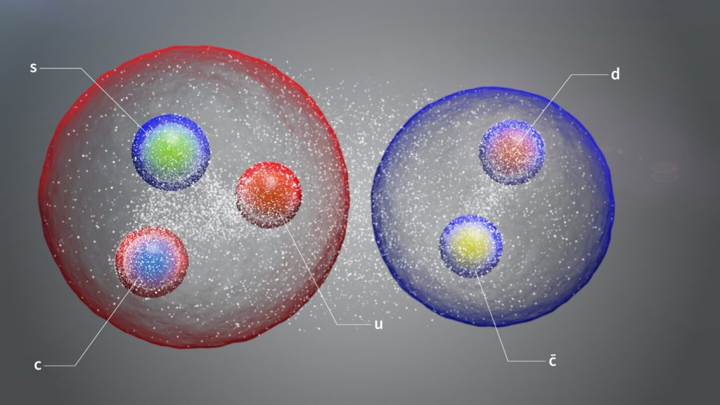 Um pentaquark e o primeiro par de tetraquarks