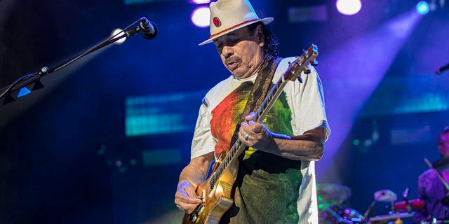 O guitarrista Carlos Santana de Santana se apresenta no palco do North Island Credit Union Coliseum em 17 de junho de 2022 em Chula Vista, Califórnia. 