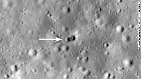 Nova cratera dupla vista na superfície da lua após a colisão de um misterioso foguete