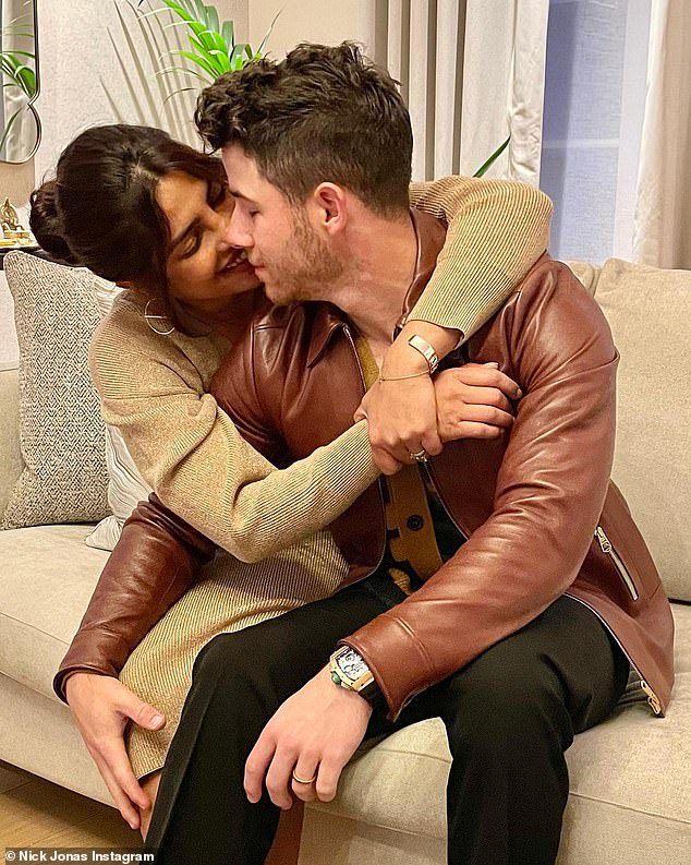 Ação: 'Estamos trabalhando nas coisas agora - irmãos [Kevin and Joe Jonas] - É muito bom.  Espero que algumas coisas apareçam ainda este ano'', zombou