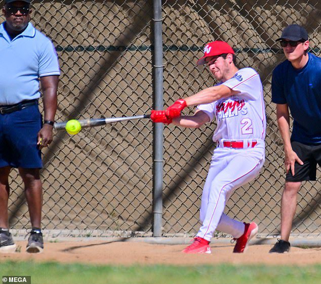 Softbol: visto entrando no Chile com um amigo após o treino de softball na tarde de quinta-feira