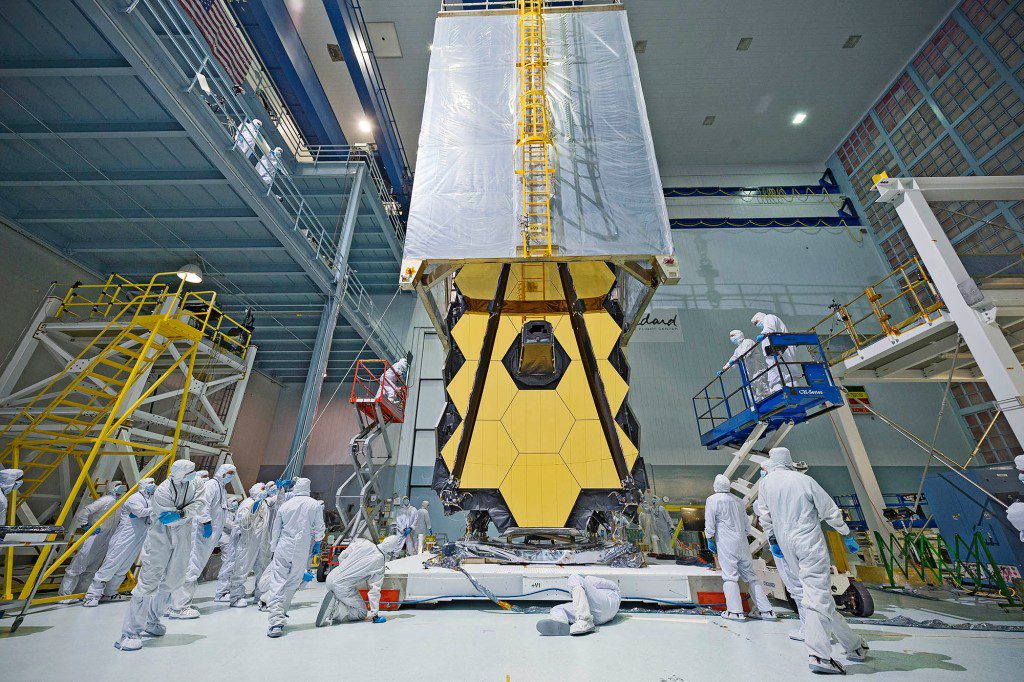 O que parece ser um teletransportador de ficção científica sendo posicionado no topo do Telescópio Espacial James Webb da NASA, na verdade é "Barraca limpa." o